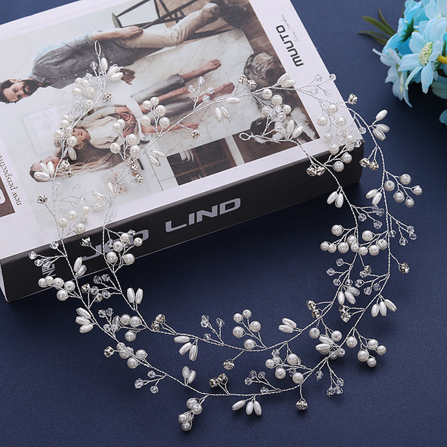 Decorative headpiece with pearls on a magazine with 'LIND' branding